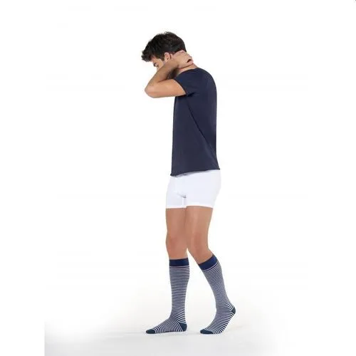 Chaussettes contention Styles Marinière Homme Sigvaris Look tendance, motif rayé blanc bleu, enfilage ultra facile, classe 2