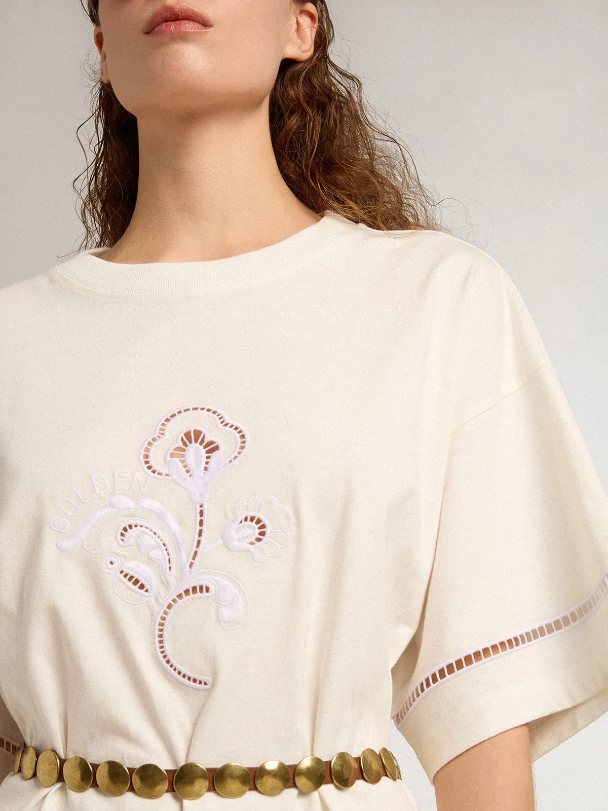 Robe t-shirt en coton blanc avec ceinture