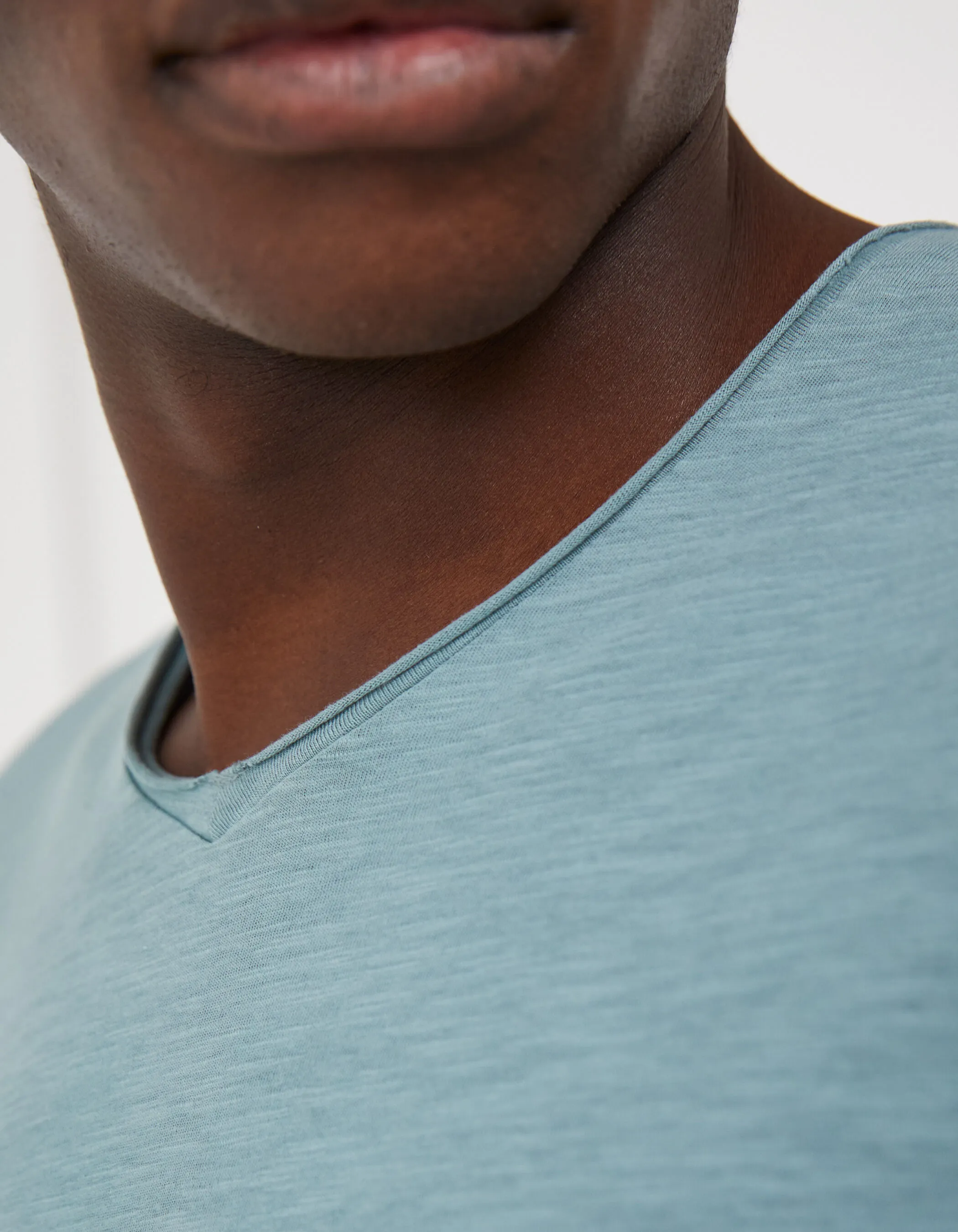 Tee-shirt L'Essentiel aqua col V Homme